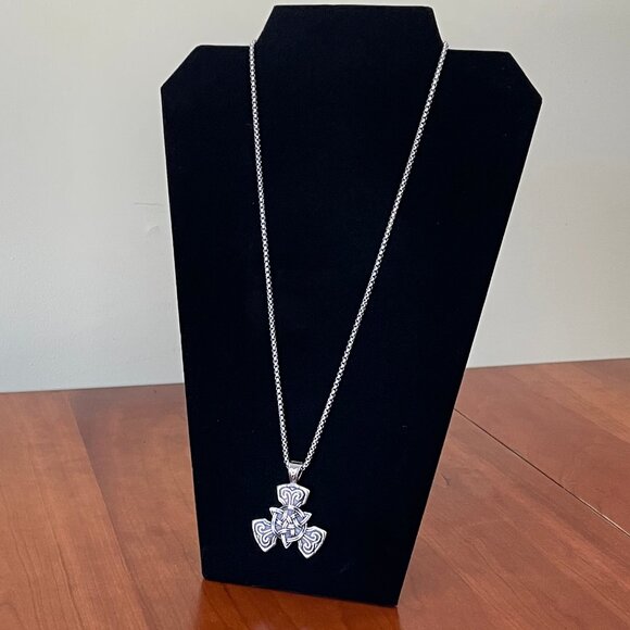 🍀 Celtic Knot Triquetra Pendant Necklace (NWOT) 🍀 - Picture 1 of 11